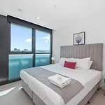 Spacious 2b2b With Free Parking And Rooftop Pool Apartment