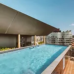 Apartment Spacious 2b2b With Free Parking And Rooftop Pool