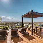 Apartment Spacious 2b2b With Free Parking And Rooftop Pool *