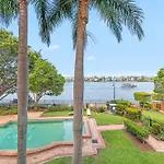 Riverfront Woolstore Apt With Car Park, Pool And Ac