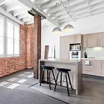 Riverfront Woolstore Apt With Car Park, Pool And Ac
