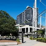 Riverfront Woolstore Apt With Car Park, Pool And Ac