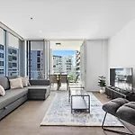 Spacious Portside Apt With Car Park, Bath And Balcony