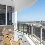 Spacious Portside Apt With Car Park, Bath And Balcony