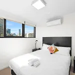 Spacious, Modern And Bright Apartment! Walk To Cbd!