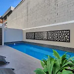 Spacious, Modern And Bright Apartment! Walk To Cbd!