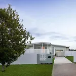 Peaceful Cottage-Style Home - Walk To Boondall Station - 12 Mins To Airport!