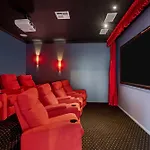 Maison Marie: Cinebar Getaway 4 Bedrooms 2.5 Baths