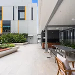 Chic 1 Bed Inner-City Retreat With Pool And Views