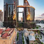 Luxurious 2 Bed Apartment With Pool, Sauna & Gym