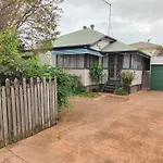 West Avenue Hideaway In Wynnum - 1 Bed And 1 Bath