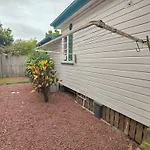 West Avenue Hideaway In Wynnum - 1 Bed And 1 Bath