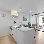 Apartment Stylish In Southbank Location With Parking