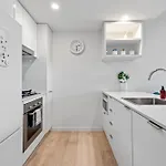 Apartment Stylish In Southbank Location With Parking *