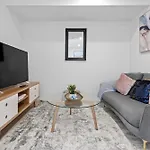 Stylish In Southbank Location With Parking *