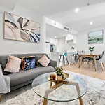 Apartment Stylish In Southbank Location With Parking