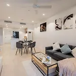 Stunning River View 2 br Casino Qw *