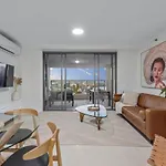 Skyline Stunner 3bed-2bath-1car-views - Cbd Apartment *