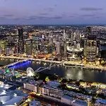 Luxury Apartment At Queens Wharf Tower