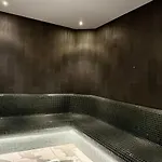 Luxury Apartment At Queens Wharf Tower