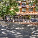 Trendy Teneriffe - 1Bed -1Bath - 1Car - Balconies