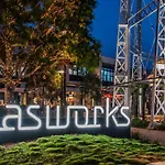 Trendy Teneriffe - 1Bed -1Bath - 1Car - Balconies