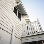 Charming Retro Retreat With Cozy Nights And Sweet Treats Close To Pa