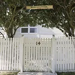 Charming Retro Retreat With Cozy Nights And Sweet Treats Close To Pa