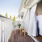 Charming Retro Retreat With Cozy Nights And Sweet Treats Close To Pa