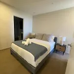 Elevated Cbd Living 2Br With Skyline Views