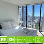 Elevated Cbd Living 2Br With Skyline Views
