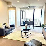 Elevated Cbd Living 2Br With Skyline Views
