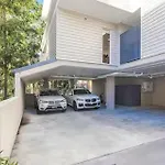 Apartment Park Ave Retreat - 3 Carparks, Wifi, Bbq, King Bed Brisbane