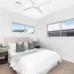 Park Ave Retreat - 3 Carparks, Wifi, Bbq, King Bed