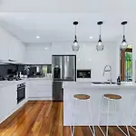 Park Ave Retreat - 3 Carparks, Wifi, Bbq, King Bed Apartment *