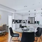 Park Ave Retreat - 3 Carparks, Wifi, Bbq, King Bed Brisbane