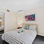 Stylish Escape Free Parking For 2 Walk To Cbd Apartment