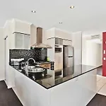 Stylish Escape Free Parking For 2 Walk To Cbd Apartment