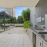 Fantastic Cbd 2Br Apt Parking Steps To All Action