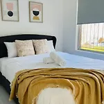 Spacious 4Br Family Home Prime Sunnybank Location