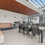 West End Flat With Pool And Bbq Access *
