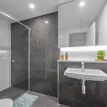 Stylish 2br - Tallest Building In Pool, Gym *