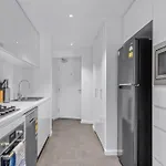 Stylish 2Br - Tallest Building In City Plus Pool, Gym