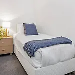 Central City Apt With King Bed, Pool, Gym And Sauna