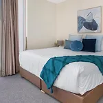 With King Bed, Pool, Gym And Sauna Apartment *