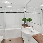 With King Bed, Pool, Gym And Sauna Apartment *