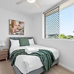 Comfy 2br Near Hospitals, Qut And Cbd With Parking! Apartment *