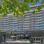 Bright Cbd 2 Bedroom Resort-Style Escape