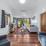 Gargoyle House - Spacious West End Home With Yard