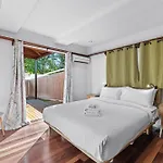 Gargoyle House - Spacious West End Home With Yard